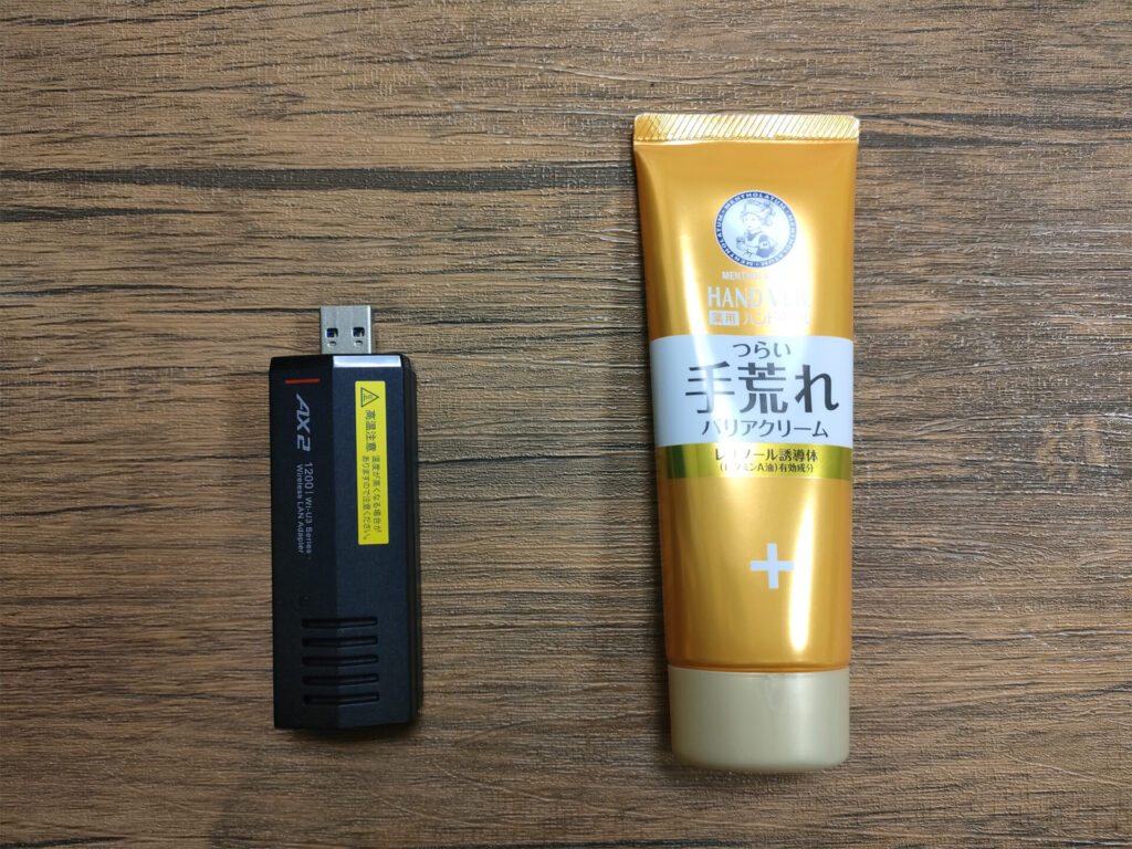 WiFiアダプターとハンドクリームの写真